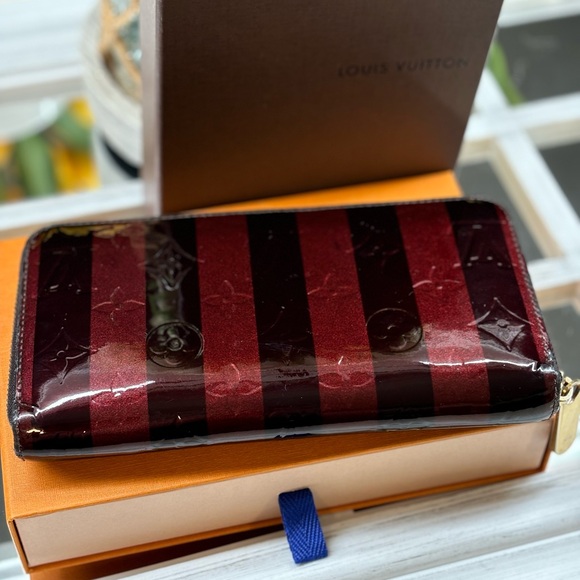 🔥🔥BUY NOW to win Louis Vuitton wallet OR Kate ♠️ bundle. (Value: $525) - Picture 7 of 17